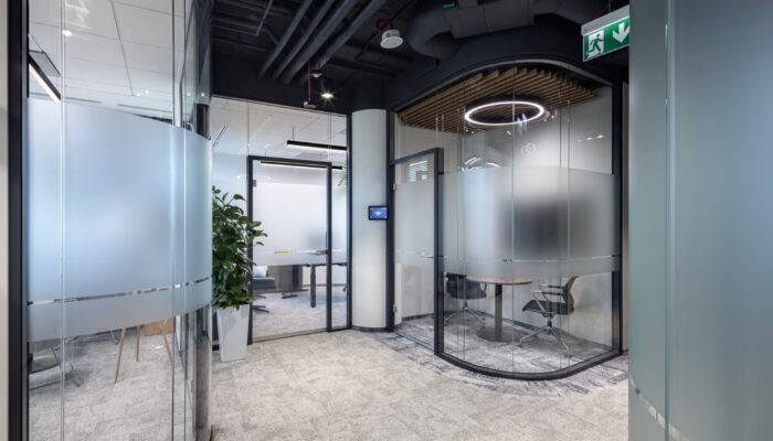 szkło gięte w biurze