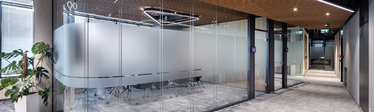 ściana szklana ESPES 100 w biurze Dom Medica